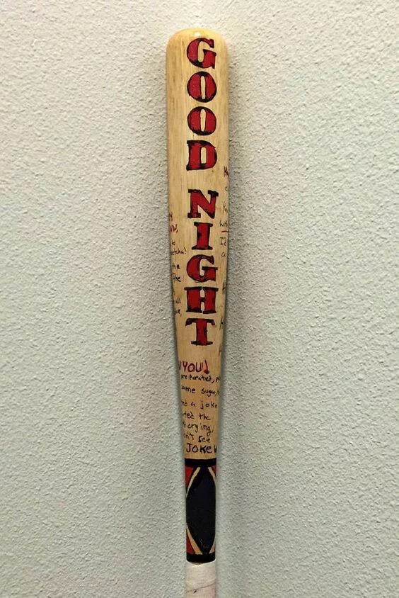 Ношение бейсбольной биты. Я на бите это мое. Baseball bat harley quinn. Бита с гравировкой. Я на бите это мое.