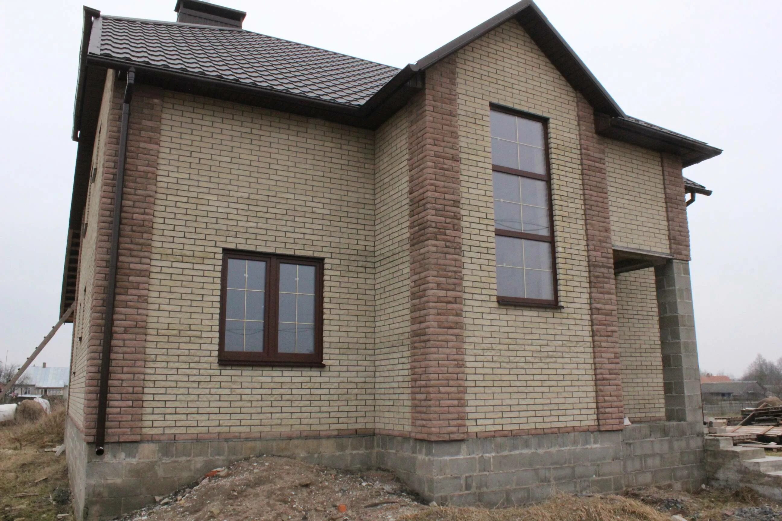 Пилястры на углах из кирпича. Дом из облицовочного кирпича. Русты из кирпича. Дом из красного и коричневого кирпича. Отделка домов кирпичом.