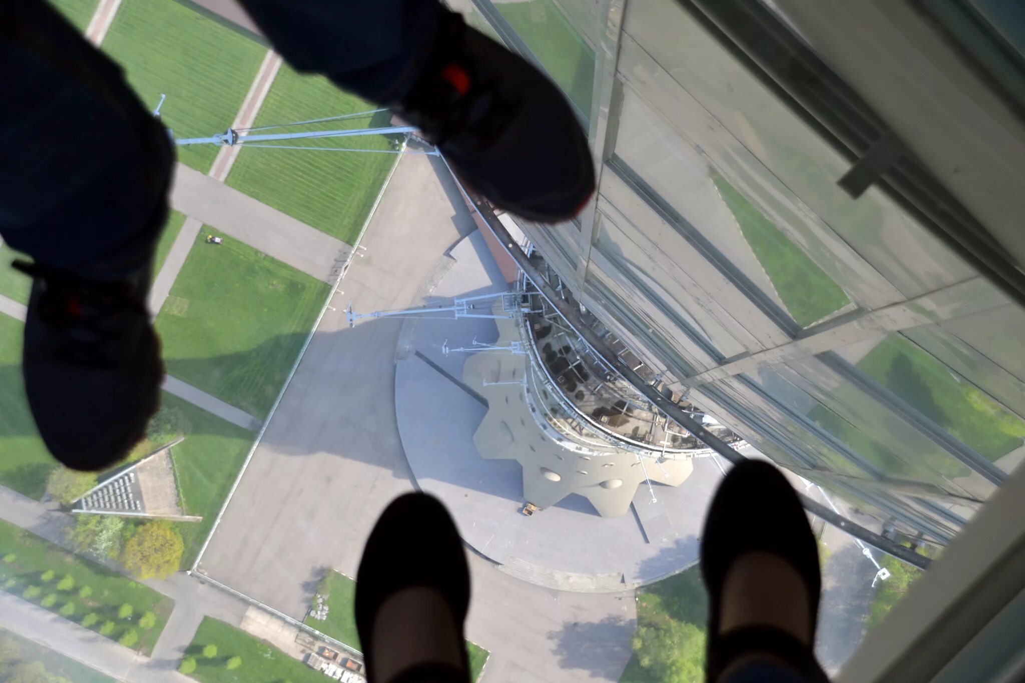 Башня останкино смотровая площадка. Смотровая останкино стеклянный пол. Бурдж халифа смотровая площадка стеклянный пол. Останкино смотровая площадка. Смотровая останкино останкинская башня.