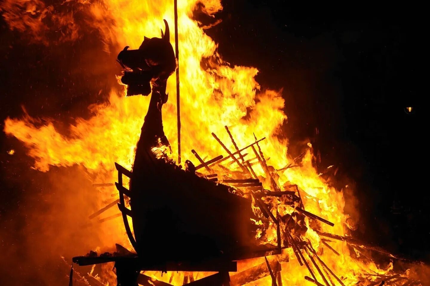 Фестиваль огня бернинг мэн. Фаер шоу. Огненное тело. Фестиваль ап хелли аа в шотландии. Торнадо огненный смерч.