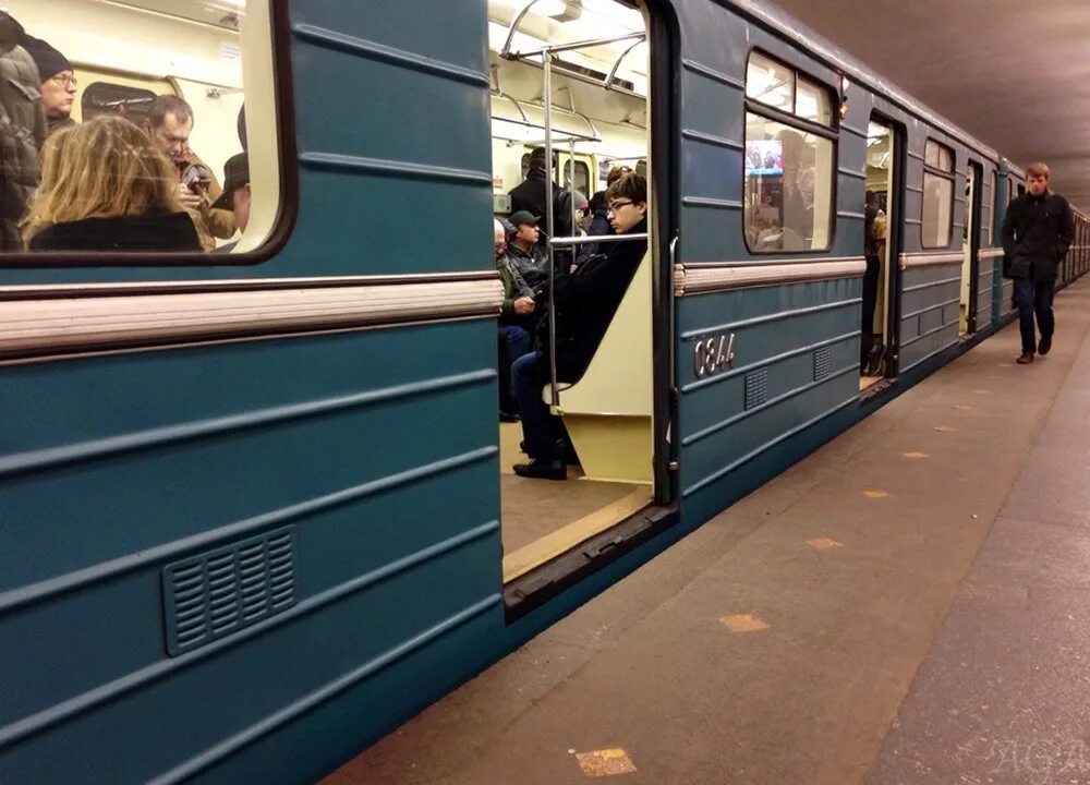 Сколько поездов на зеленой ветке. Вагоны метро Замоскворецкая линия. Вагоны метро на зеленой ветке. Зеленый вагон метро. Старые зеленые вагоны метро.