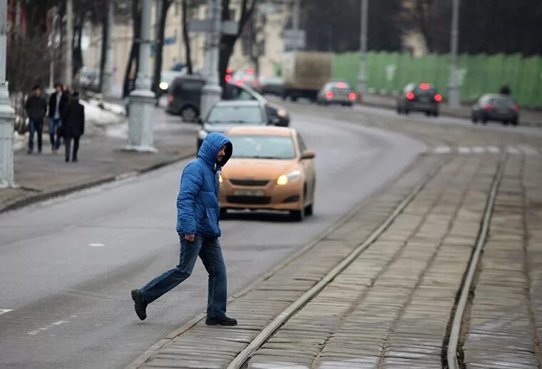 Человек на дороге. Человек перебегает дорогу. Пешеходы нарушители. Перебегает дорогу в неположенном месте.