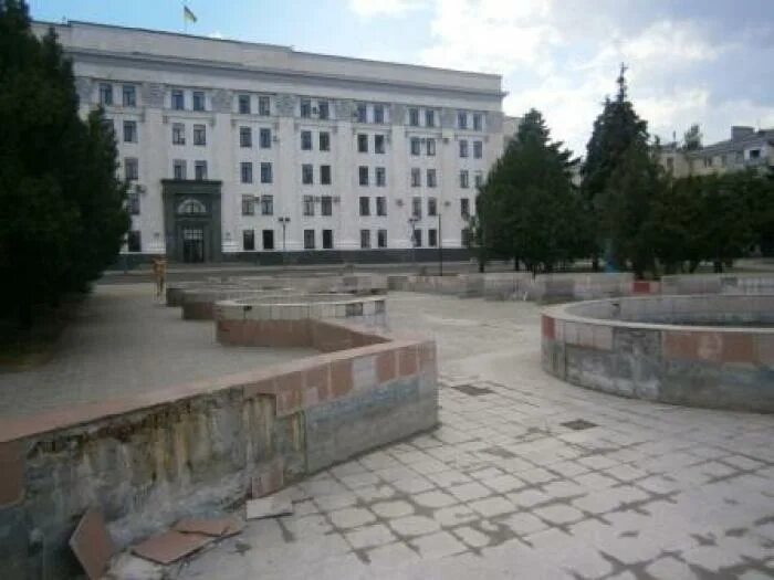 театральная площадь луганск. луганская народная республика день 12 мая за своих. луганск главная площадь. театральная площадь сыктывкар. сквер революции луганск.