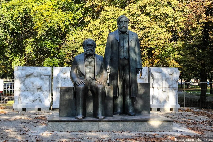 Ф. Карл маркс и энгельс памятник. Памятник фридриху энгельсу и марксу. Практика по марксу. Основные работы маркса.