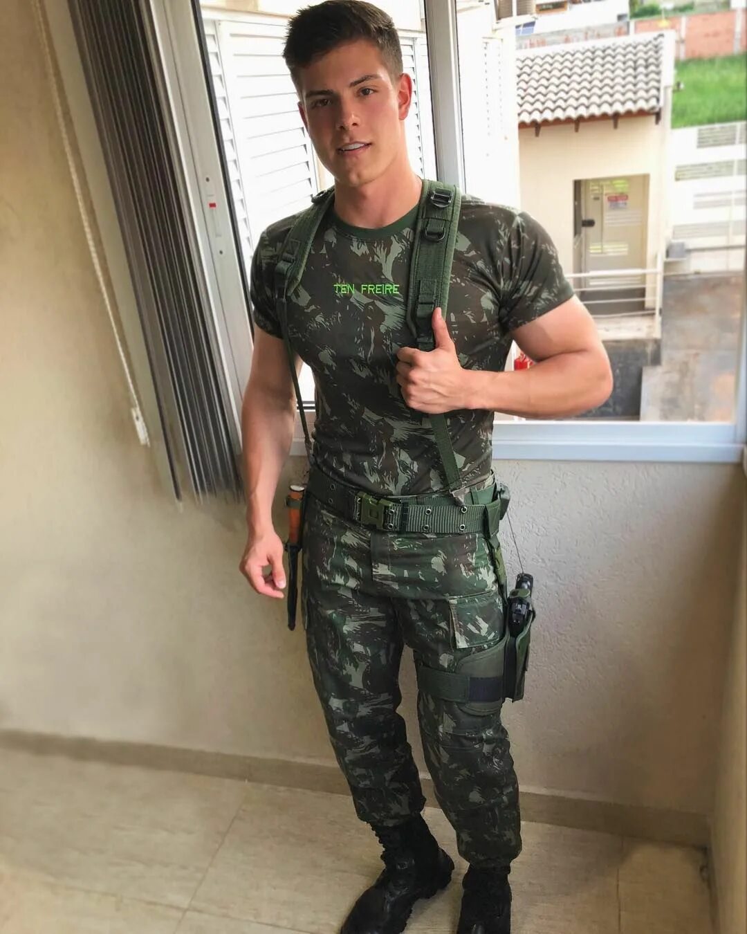 Парни униформе. Breno freire военный. парни в военной форме. красивые парни в армии. красивые мужчины в военной форме.