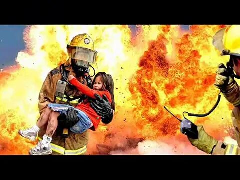 Из огня людей спасал. Пожарный с котенком. Огнеупорный фильм 2008. Пожарные спасают людей. Пожарный с ребенком на руках.