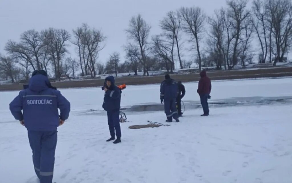 Волгоспас красный Яр. Водолазы вытащили тело утонувшей женщины. Извлечение утопленницы. Красный Яр Астрахань.