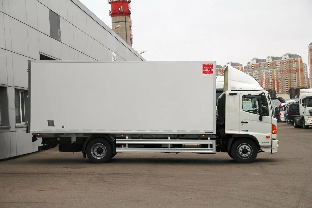 Водитель с грузовым 5 тонн. Хино 10 тонник рефрижератор. Хино 12 тонник. Hino 500 спальник. Рефрижератор Hino 7 тонник.