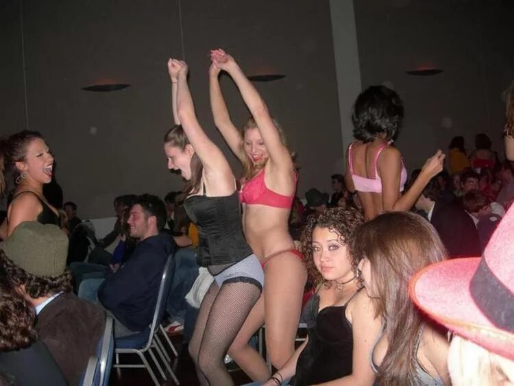 Смешная дискотека. Пьяные на вечеринке танцуют. Пьяный корпоратив в клубе. Пьянка с женщинами. Пьяные на вечеринке танцуют.
