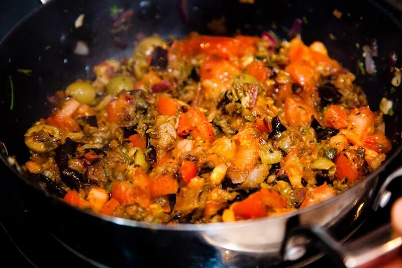 Тушеные овощи в кастрюле рецепт. Овощи баклажан. Тушеные овощи. Баклажаны с овощами на сковороде. Тушёные баклажаны с луком и морковью.