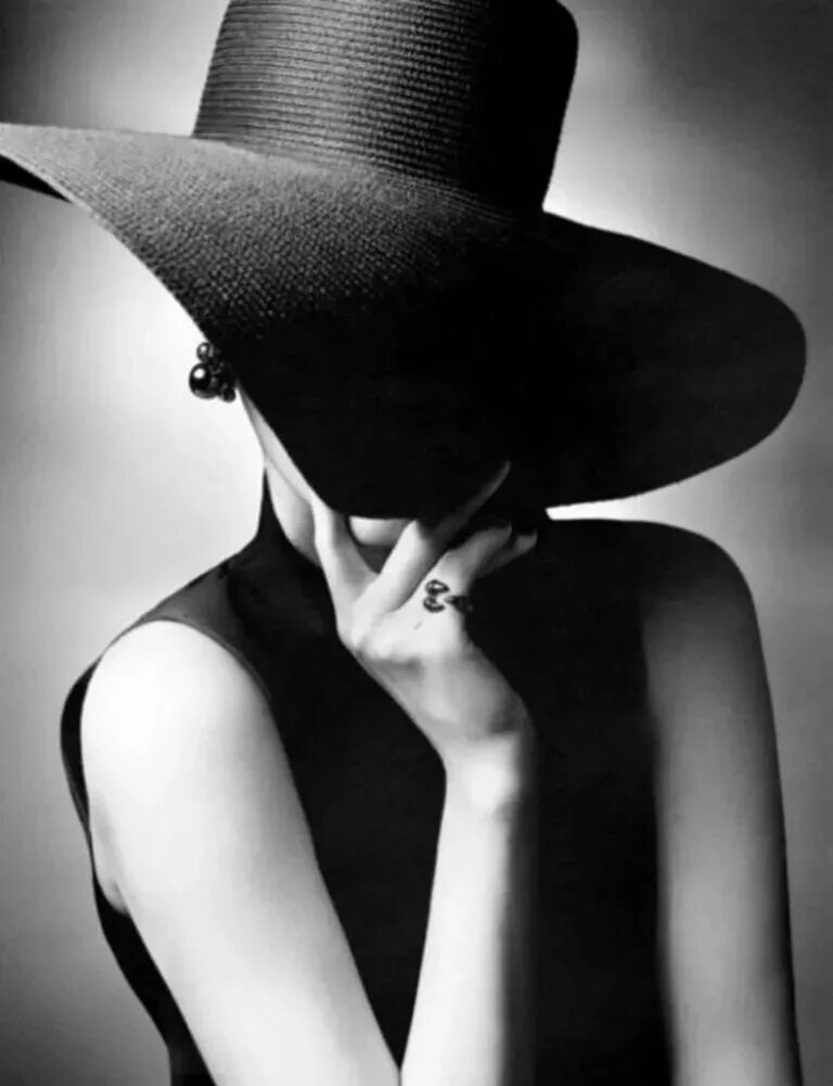 Дама в черной шляпе. Девушка в шляпе без лица. Черные аватарки для девушек. Фотосессия в черном. Черные аватарки для девушек.