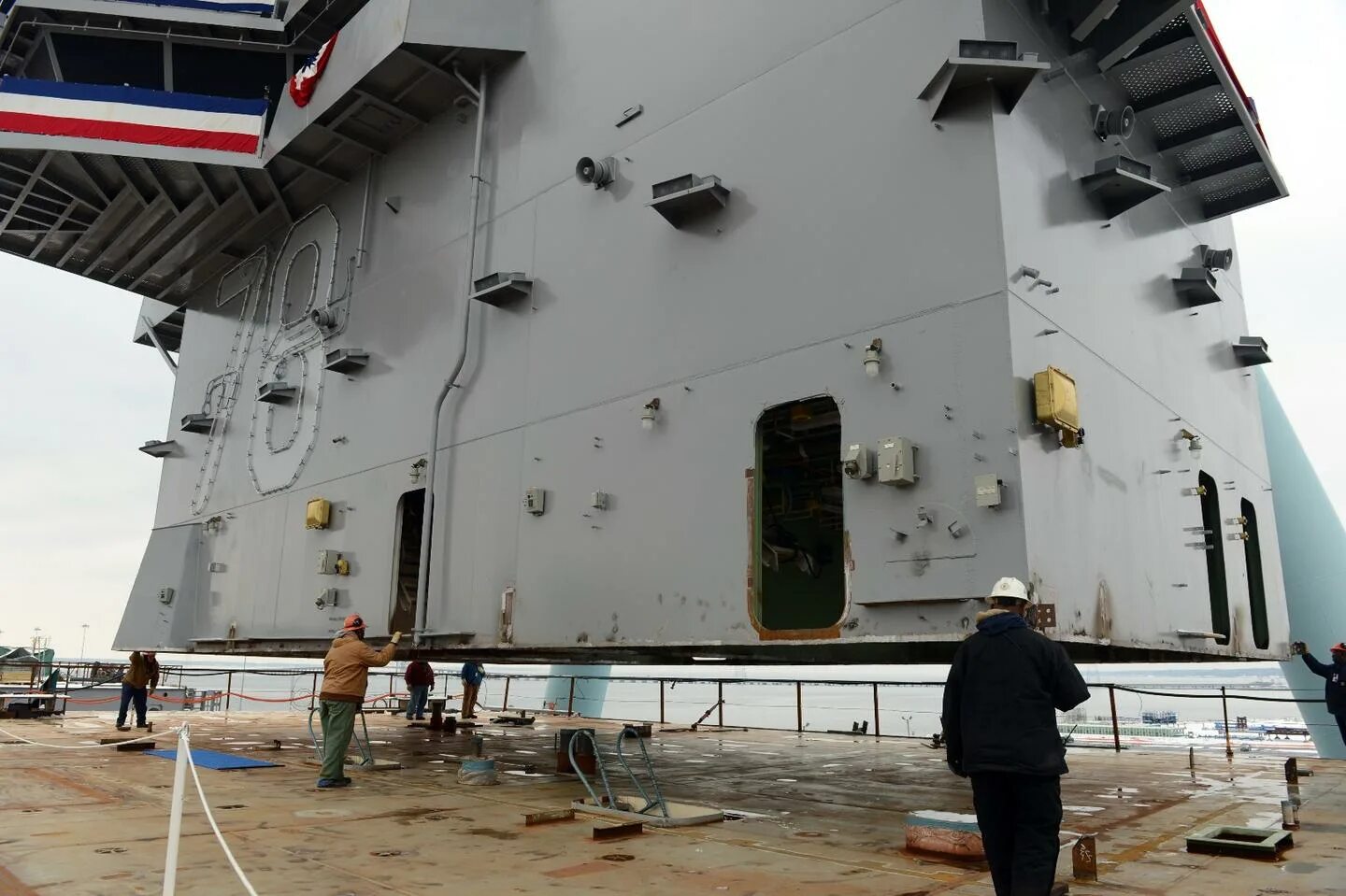 Uss gerald r. Uss gerald r. Схема расположения судовых помещений на сухогрузном судне. Палубная надстройка. Надстройка корабля.