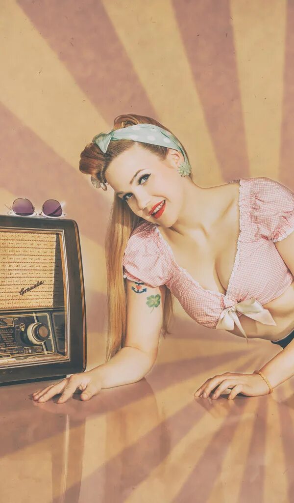 Итальянский стиль в одежде. Ретро девушка дома. Miss mosh пин-ап. Современные девушки в стиле пин ап. В стиле ретро.