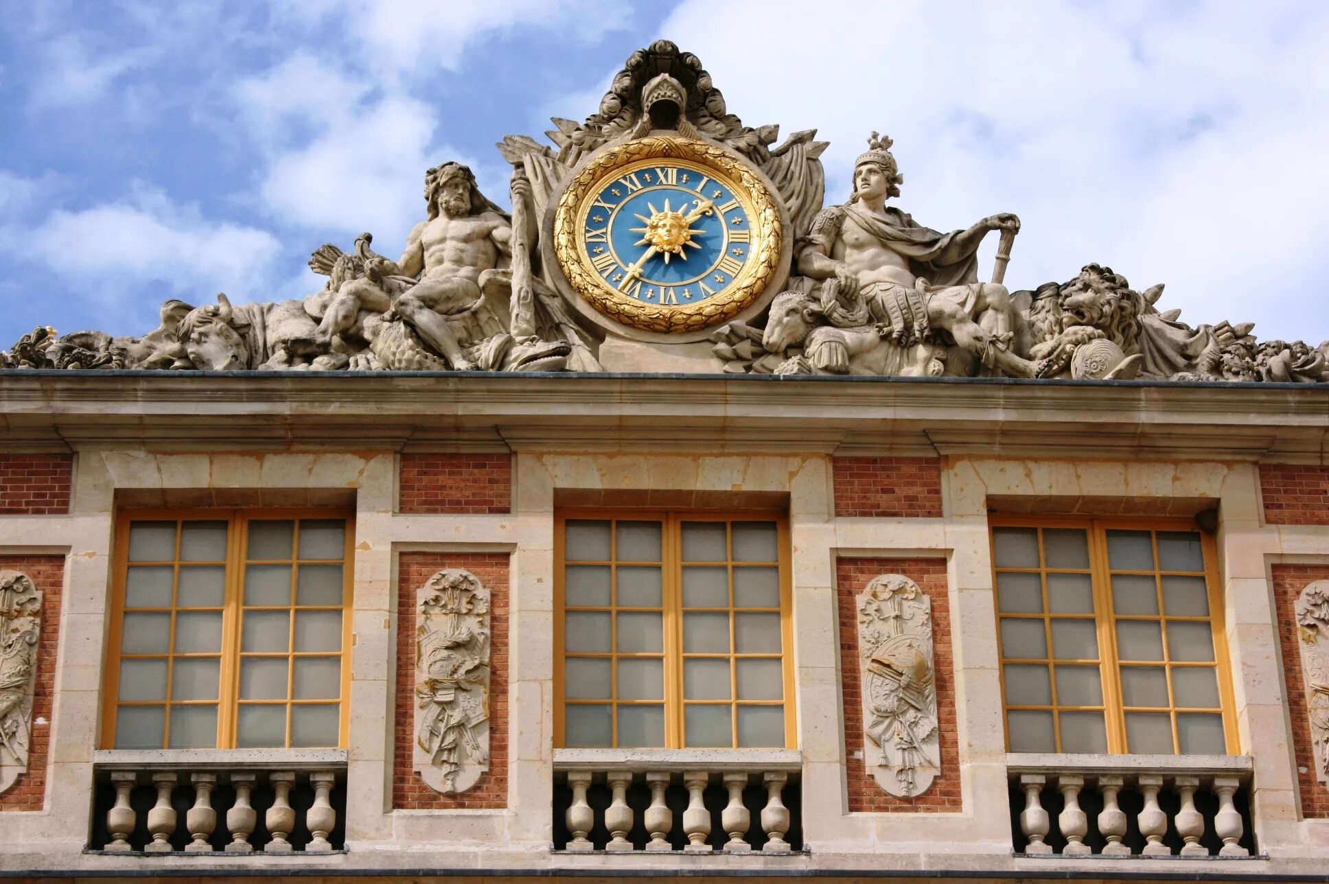 Версаль часы. Версальский дворец. Версаль Франция. Версальский дворец дворцы Франции. Версаль Франция Королевский двор.