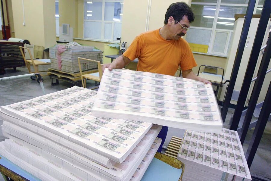 Деньги печатать. Печать денег на заводе. В каком городе печатают деньги. В каком городе печатают деньги. Пермская печатная фабрика гознака банкнот.