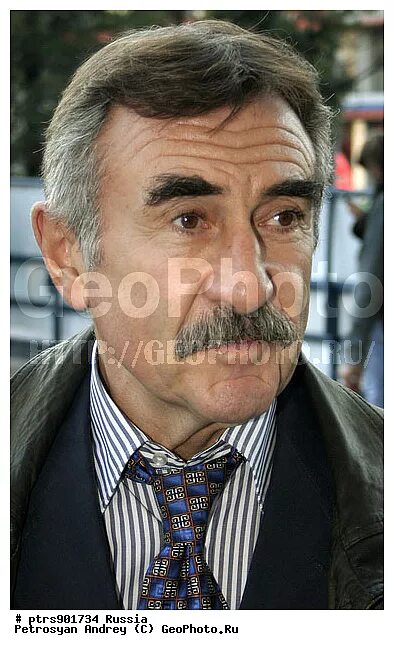 ведущий с усами