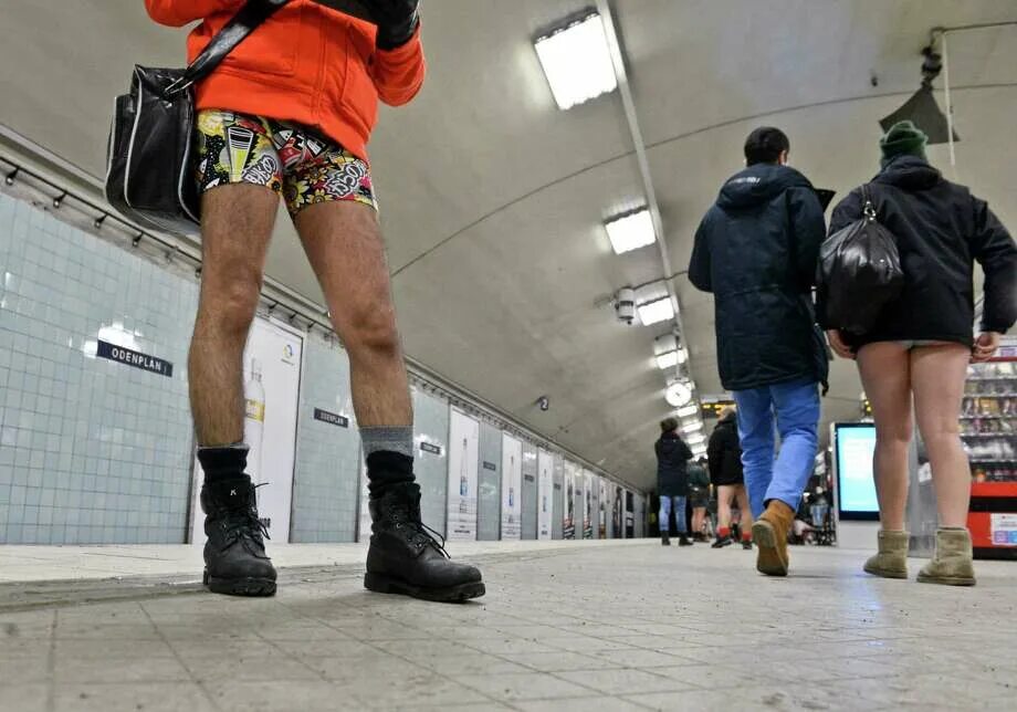 Парни без штанов. Штаны без человека. Without pants. No pants subway ride москва. Without pants.