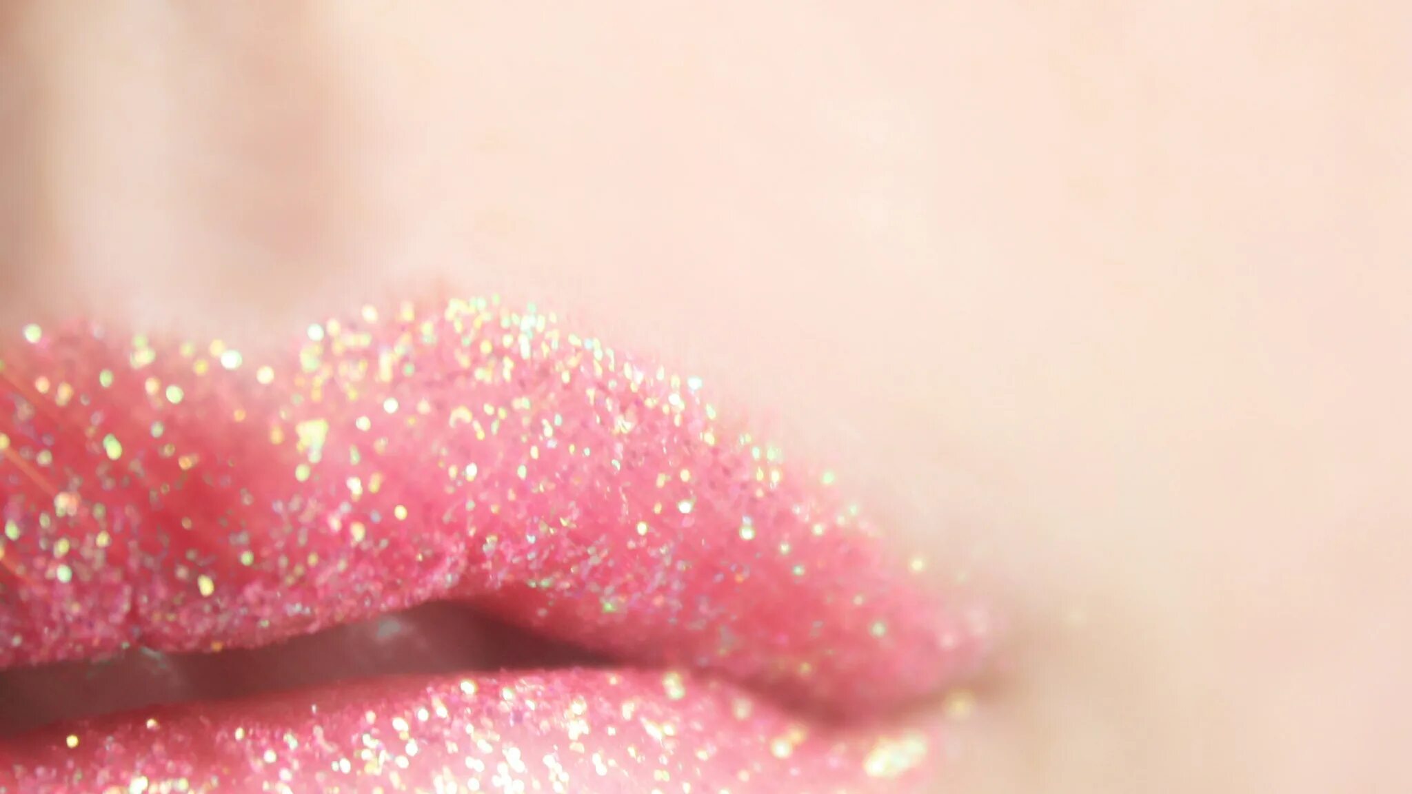 Блеск твоих губ. Блеск для губ. Розовая помада с блестками. Розовый блеск для губ. Красивые губы с блеском.