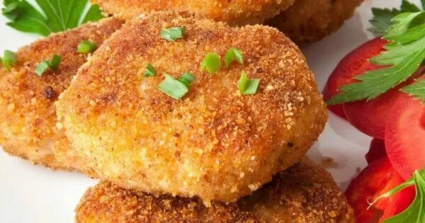 Фарш в панировке. Котлеты. куриные котлеты в панировке. котлета в сухарях крупных.