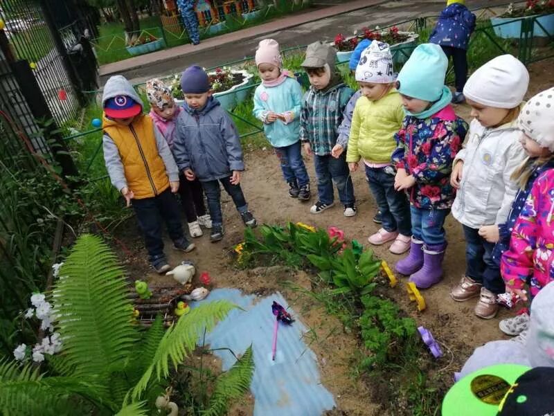 Занятие экологическая тропа средняя группа. Экскурсия по экологической тропе детского сада. Экологическая тропинка на территории детского сада. Экологическая тропинка в детском саду на участке. Территория детского сада.