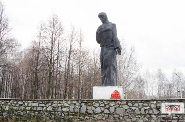 Памятник скорбящей матери пермь. Скорбящая пермь. Памятник матери в перми. Мемориал скорбящая мать пермь. Скульптуры скорбящая мать пермь.