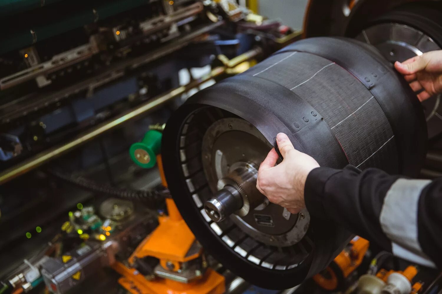 сборка покрышек. монтаж демонтаж грузовых шин. завод пирелли киров. автомеханик колесо. сборка покрышек.