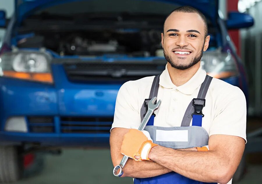 Автослесарь. Работник автосервиса. Механик автослесарь. Мужчина механик. Mechanic voice