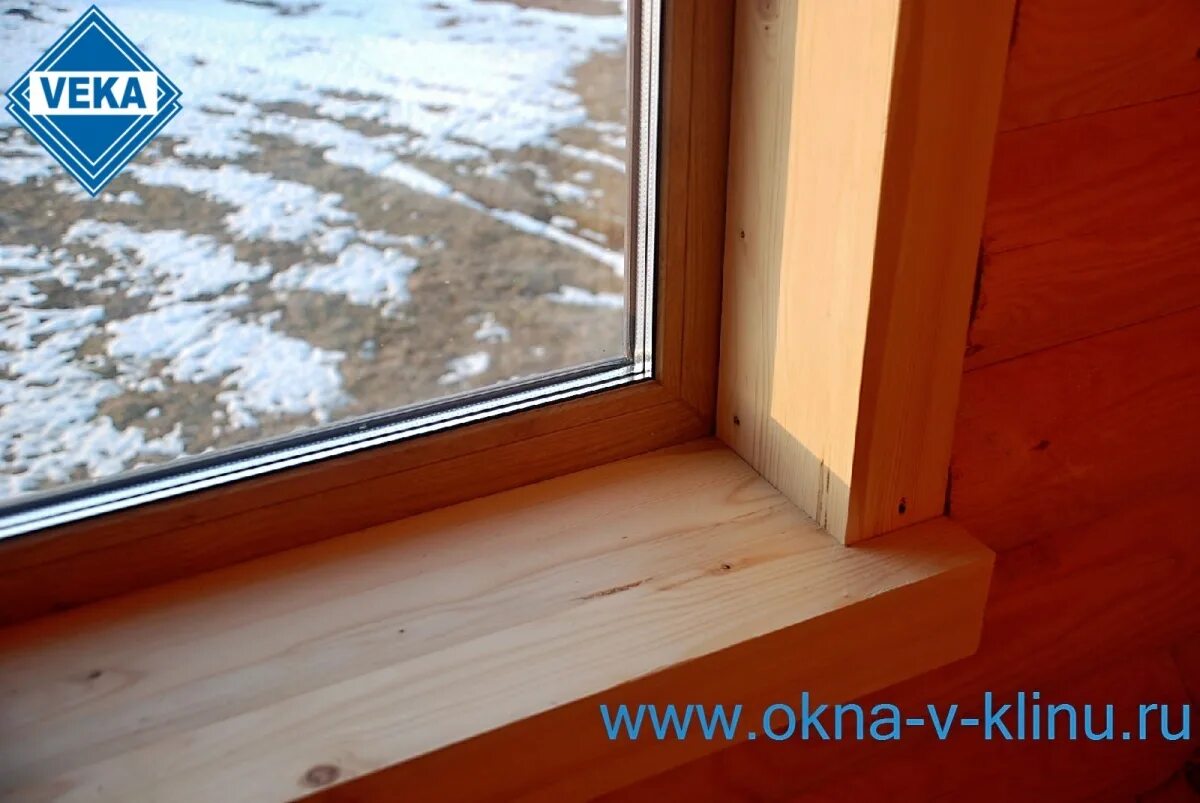 Деревянные откосы на пластиковые окна. Деревянные подоконники в деревянном доме. Оконный профиль лиственница. Подоконник откосы в деревянном доме. Пластиковые откосы и подоконники в деревянном доме.