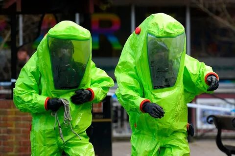 Человек в защитном костюме