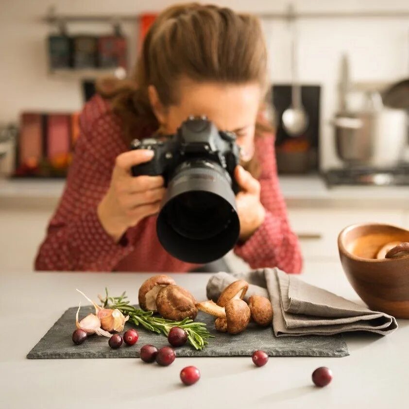 Заниматься фотографией. Фуд фотограф. Фотосъемка еды. Фотографирование еды. Фотограф еды.