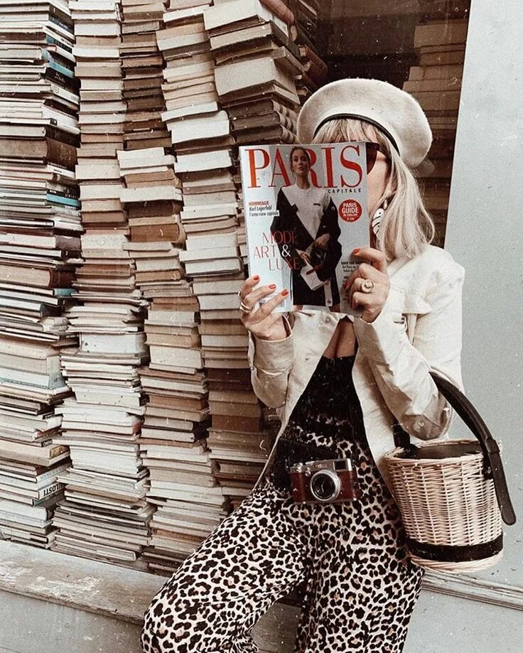 She reads magazines. Девушка с книгой в Париже. Девушка энтузиазм. Fashion Magazines aesthetic. Красиво лежат книги фешн индустрии.