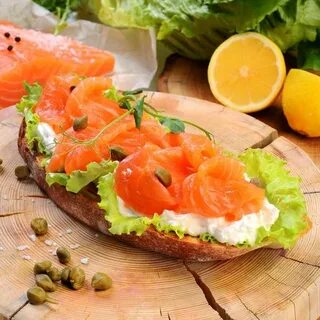 Бутер с творожным сыром и красной рыбой