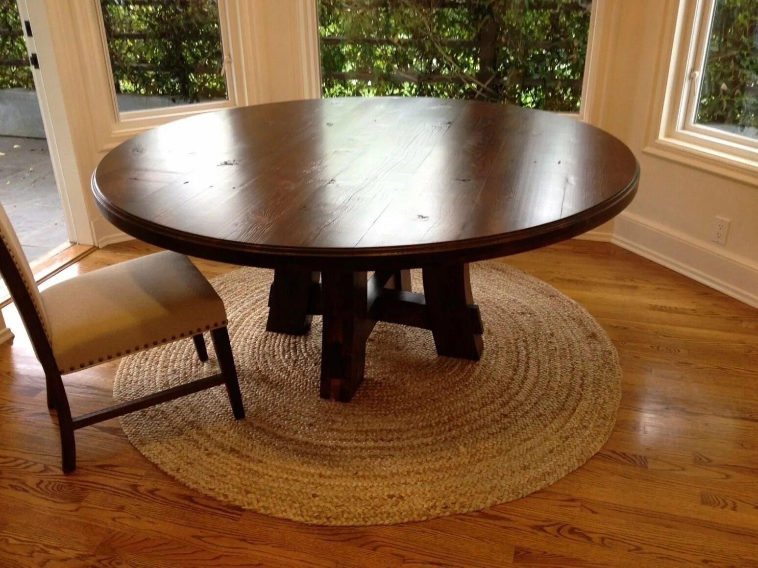 Что такое раунд тейбл (Round Table). Круглый деревянный стол. Круглый стол в интерьере. Круглый деревянный столик.