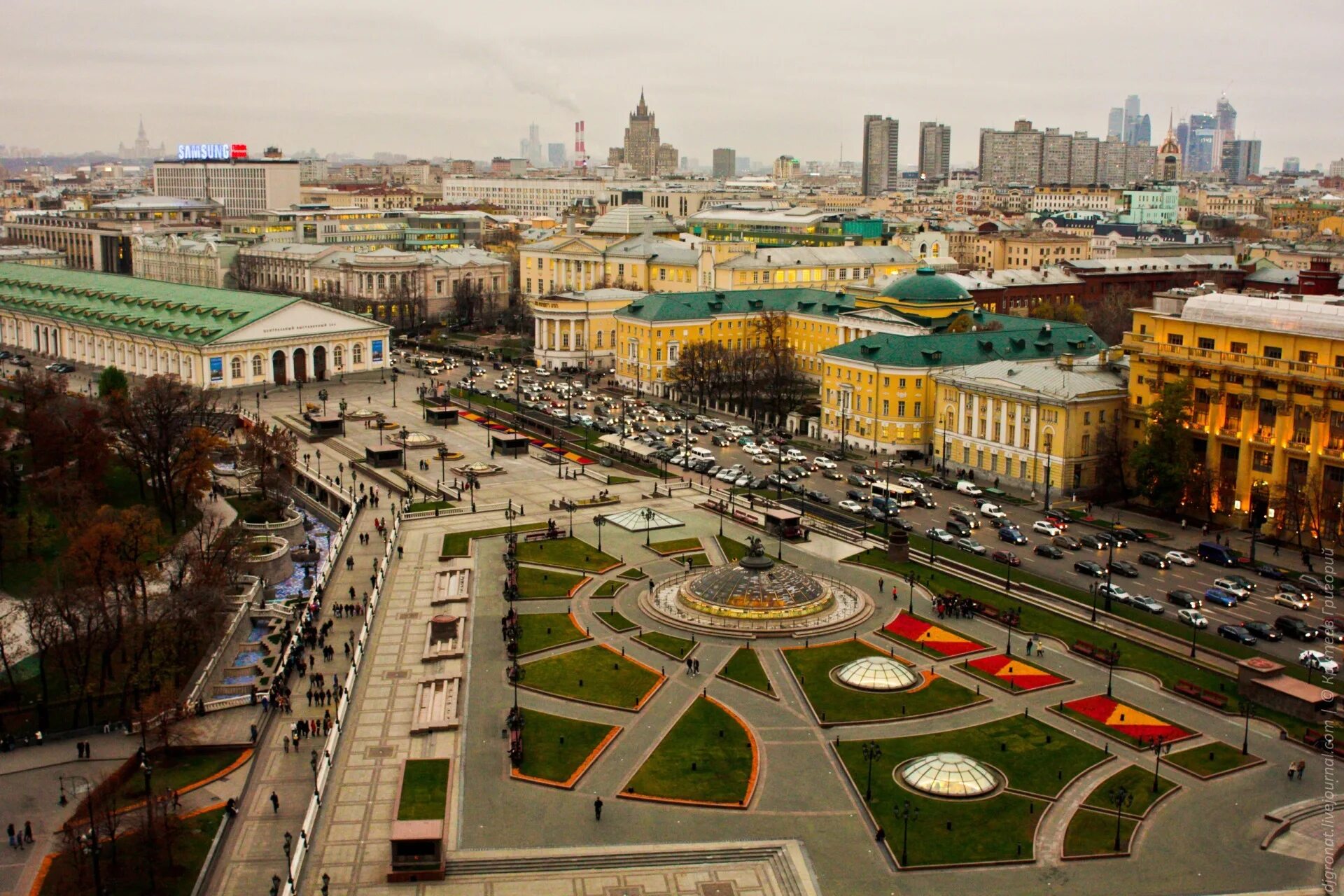 Находится на крупной площади