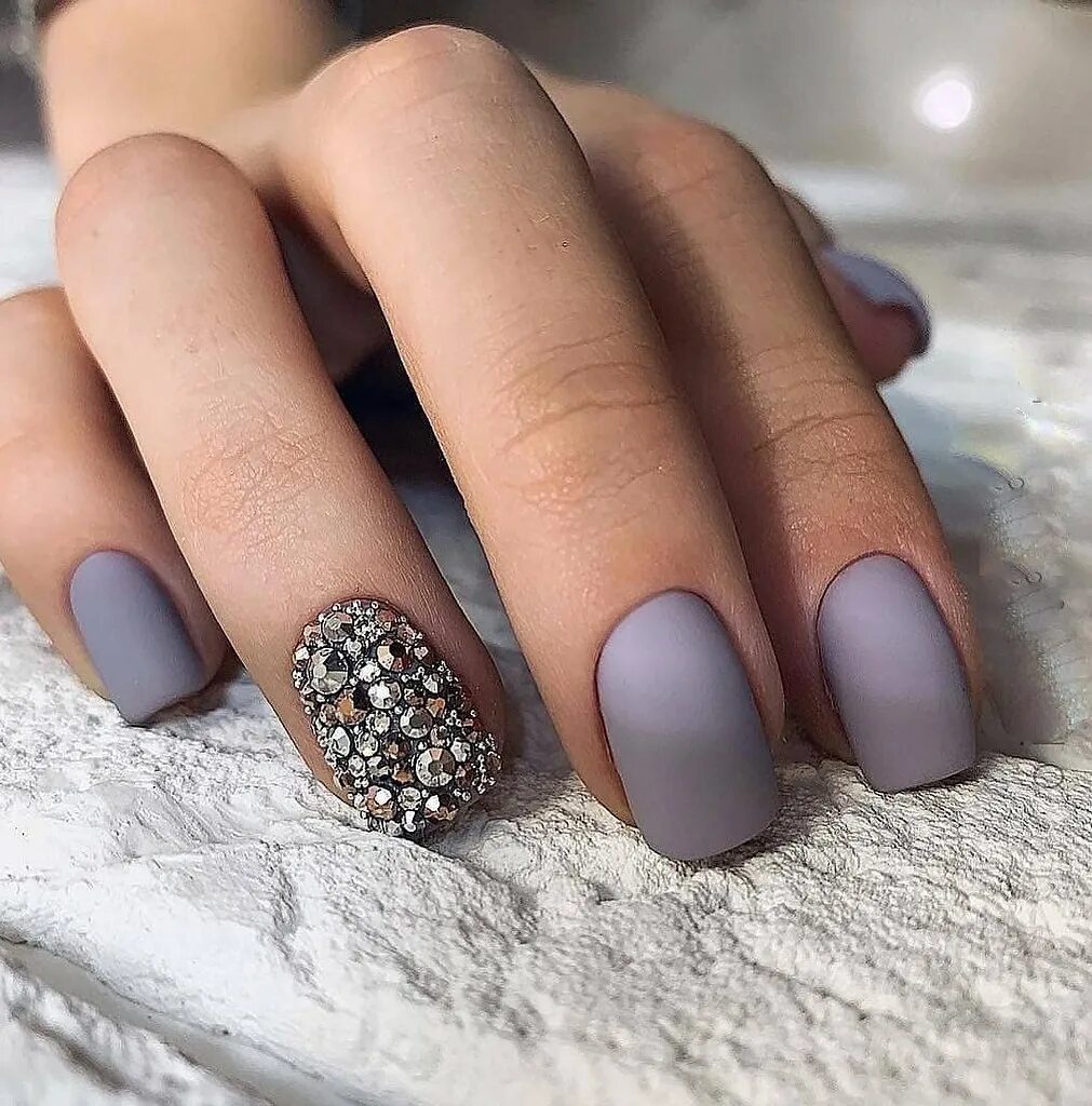 серые ногти со стразами. ногти с камушками. короткие ногти со стразами. красивые ногти со стразами. серый со стразами.