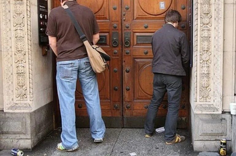 Мужчина со шлангом. Мужчина писает. К чему снится любимый парень. Мужчина писает. Мочеиспускание.