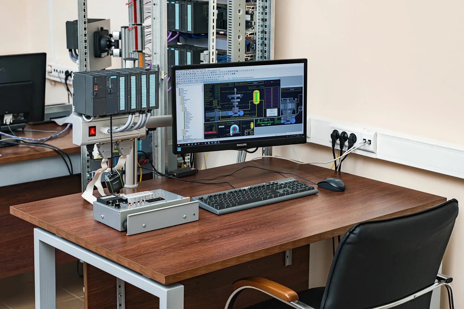 Станция инженера. Стенд s7-300. учебный стенд siemens. рабочая станция. инженерная рабочая станция.