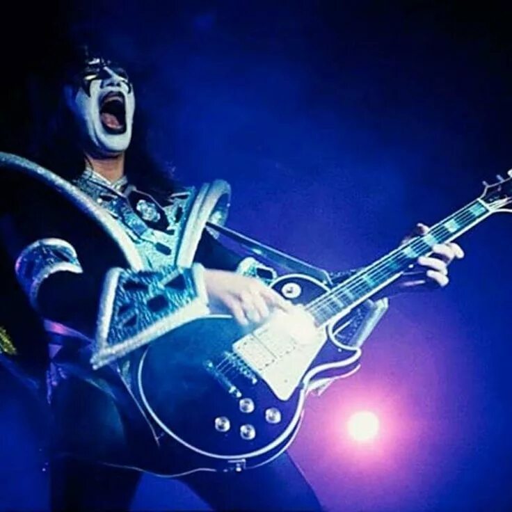 Kiss "ace frehley". Ace frehley 10000 volts. Kiss "ace frehley". Эйс фрейли 1974. Эйс фрейли сейчас.