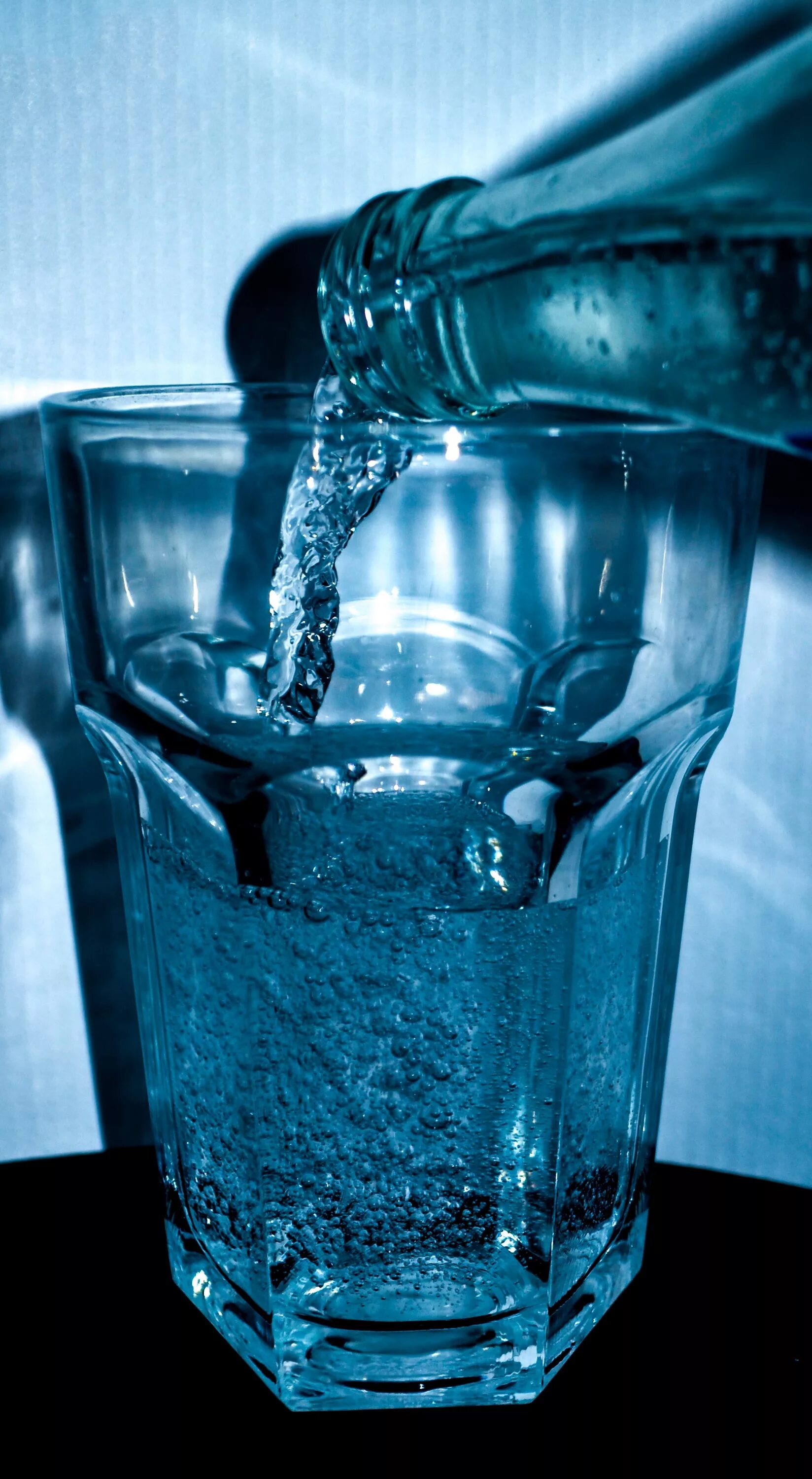 Питьевая вода дали. Вода. Стакан воды. Вода питьевая в стакане. Минералка в стакане.