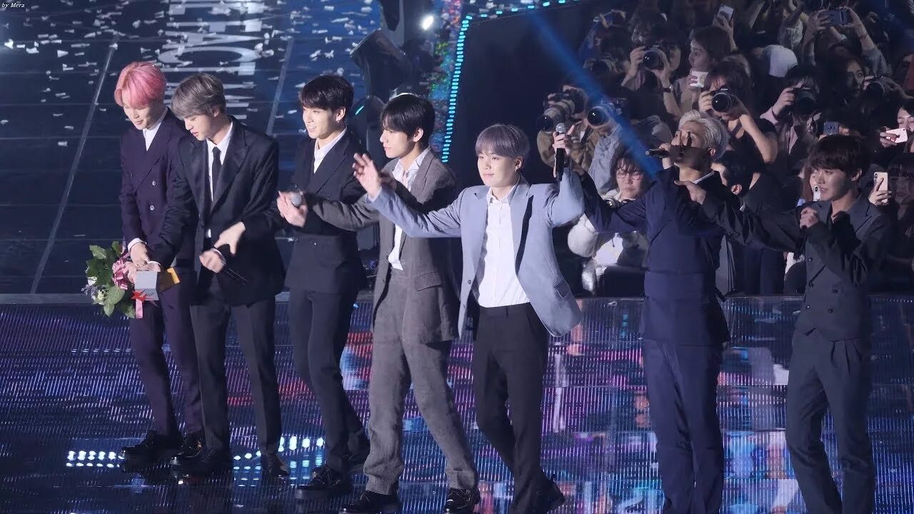 Bts end. Bts на премии. фан встреча бтс 2019 в черно красном за столом. tma премия. фан встреча бтс 2019 в черно красном за столом в шляпах.