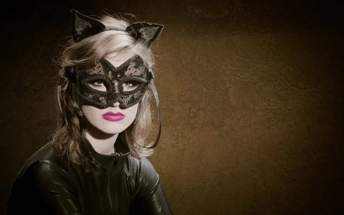 Красивая женщина кошка. Маска Catwoman. Женщина с кошкой. Маска женщины-кошки. Девушка в маске.