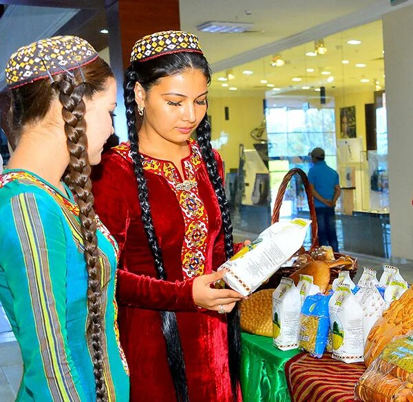 Галла байрамы праздник в Туркменистане. Тахья Туркменская. Тюбетейка тахья. Национальная одежда Туркмении гупба.