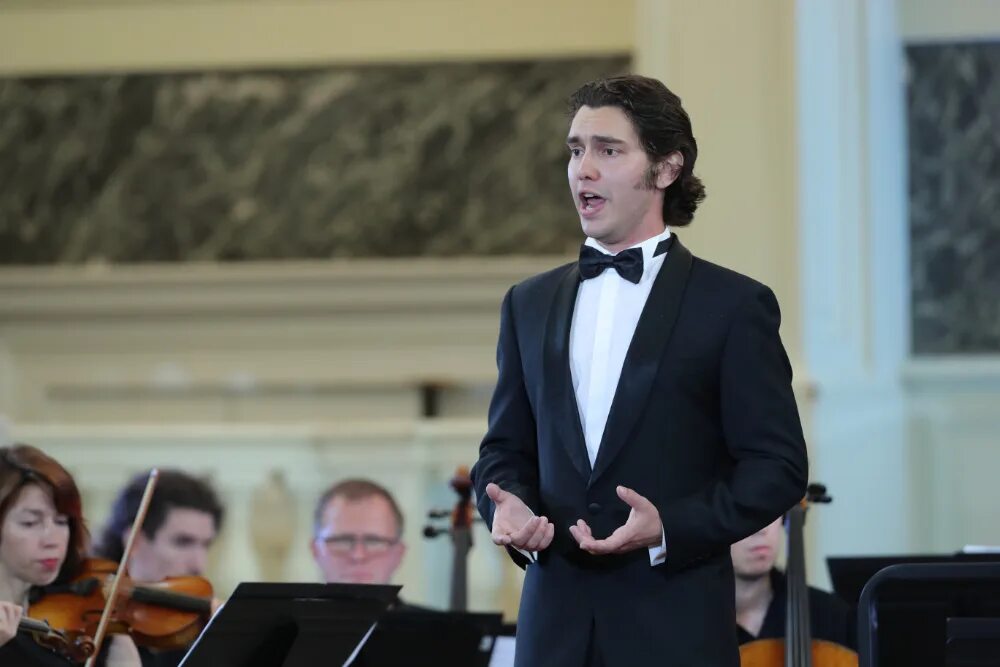 Молодой оперный певец. Молодой оперный певец. Григорий шкарупа бас. Оперный певец валерий. Оперный певец эдуард шабаев.