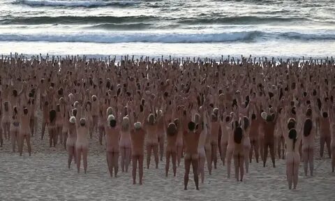 ...fotoğrafçıya poz vermesi için plajı çıplaklar plajı yaptı. [&hellip