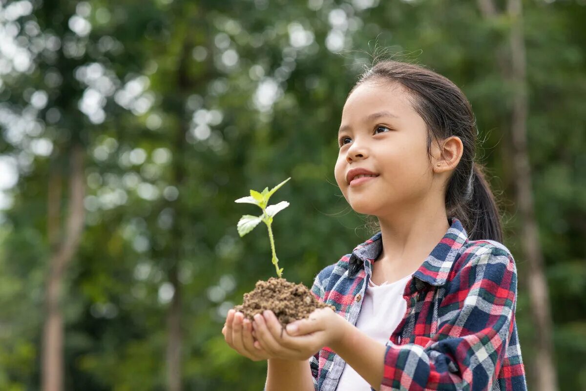 Children natural. Детям об экологии. Ребенок держит цветок. Экология фото для детей. Дерево для детей.