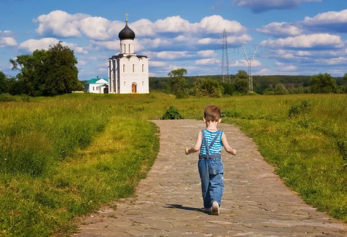 Тропинка к храму. Дорога к храму. Дети на фоне храма. Люди идут в храм.