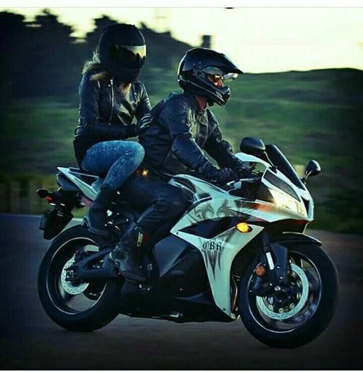 Парень с девушкой на харлее. Парень едет на мотоцикле. Парень с девушкой на байке. Парень с девушкой на мотоцикле. Фотосессия пары на мотоцикле.