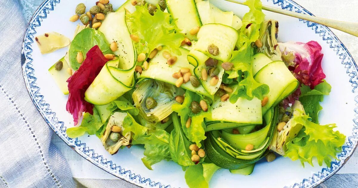 Салат из кабачков и моркови. Салат из курицы и цукини. Zelenyj salat s cukiniej. Салат с шпинатом и цукини. Салат из цукини.