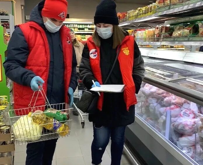Поезжайте за продуктами. Волонтеры продукты. волонтёры в продовольстаенном магазине. помощь людям продуктами. волонтеры помогают с продуктами.