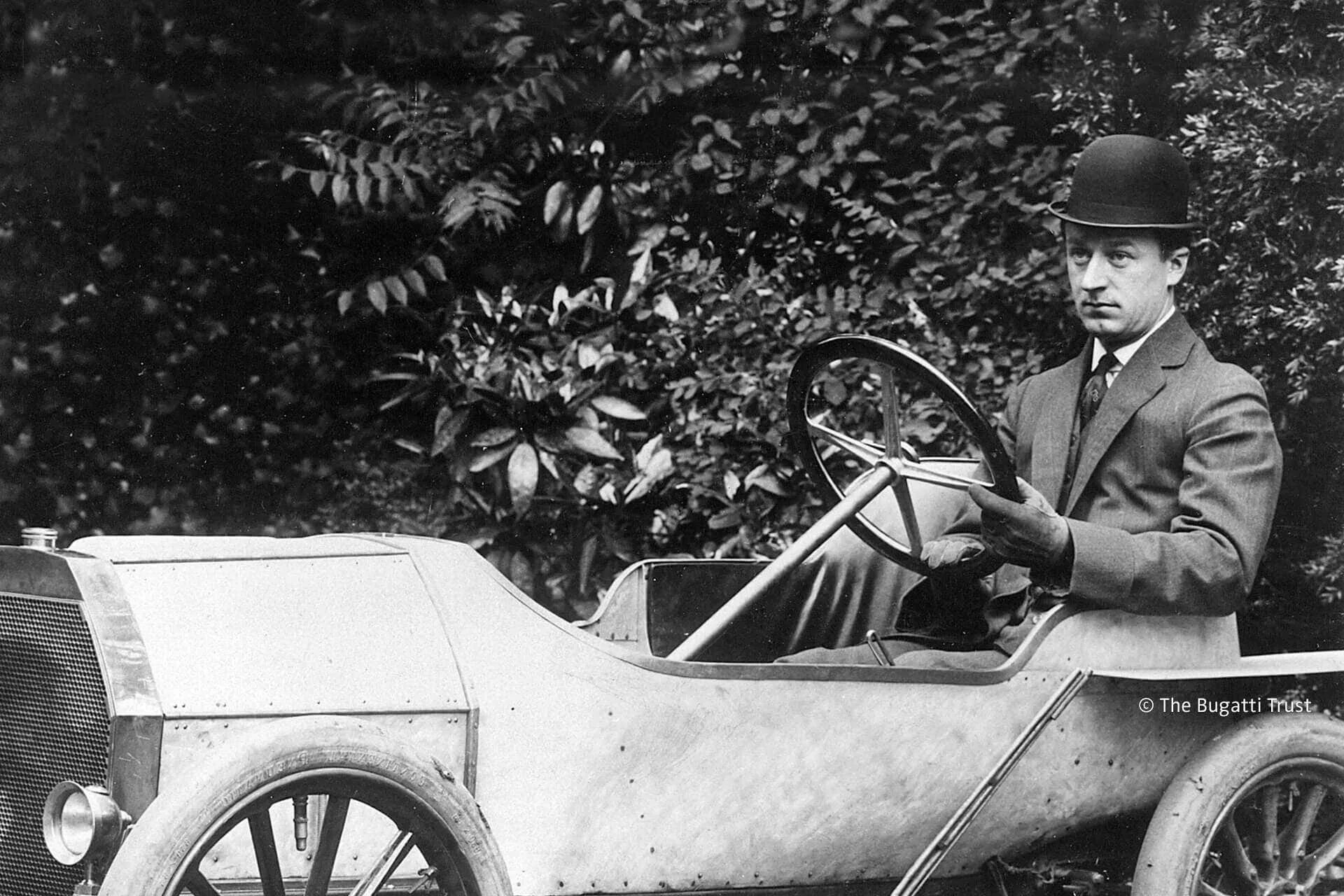 Видео 1 автомобиля. Этторе Бугатти. Этторе Арко Исидоро Бугатти. Bugatti Type 10. Этторе Бугатти самая первая машина.